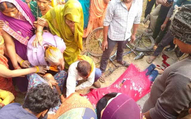 Chandauli News: तेज रफ्तार ट्रैक्टर की टक्कर से साइकिल सवार किशोर की मौत, आक्रोशित ग्रामीणों ने किया चक्का जाम.
