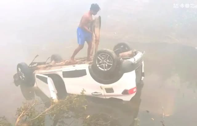 Chandauli News: अनियंत्रित कार सड़क किनारे तालाब में पलटी, ग्रामीणों ने बचाई कार सवार लोगों की जान. 
