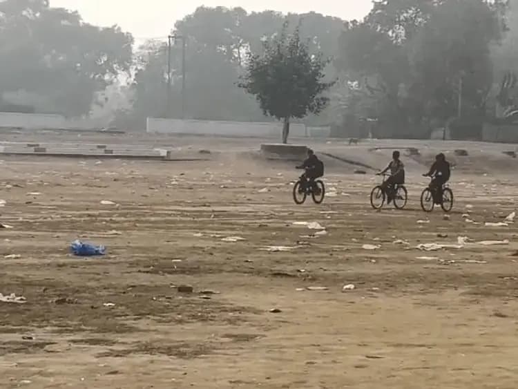 Sonbhadra News: सामूहिक विवाह के बाद चोपन रेलवे मैदान में गंदगी, सफाई न होने से स्थानीय लोगों और बच्चों में नाराजगी.