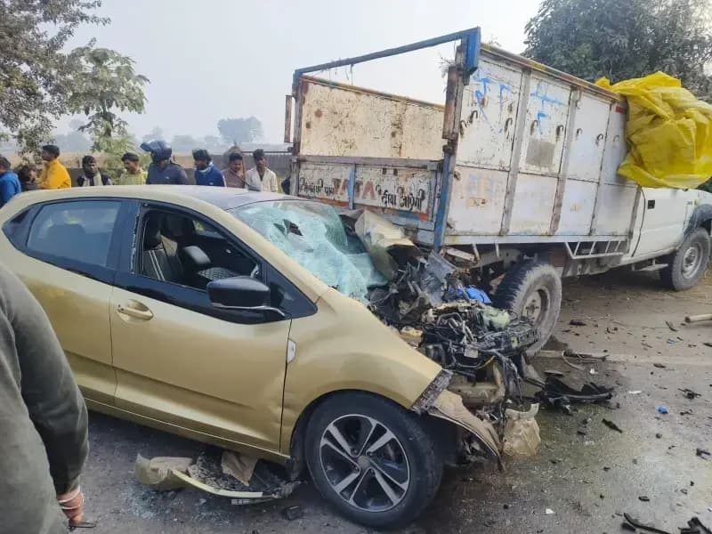 Sonbhadra News: वाराणसी-शक्तिनगर मार्ग पर भीषण सड़क हादसा, कार-पिकअप की जोरदार टक्कर, बैंक मैनेजर की मौत.