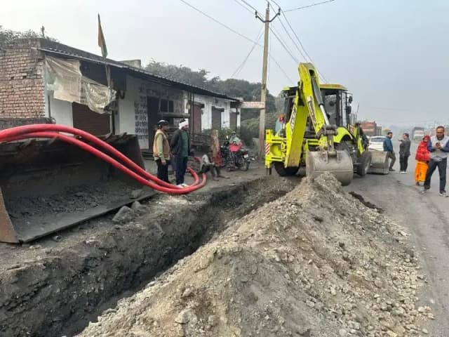 Sonbhadra News: बिना एनओसी के 33 केवीए केबिल बिछाने का कार्य जारी, हाइवे सड़क और पटरी को नुकसान का आरोप.