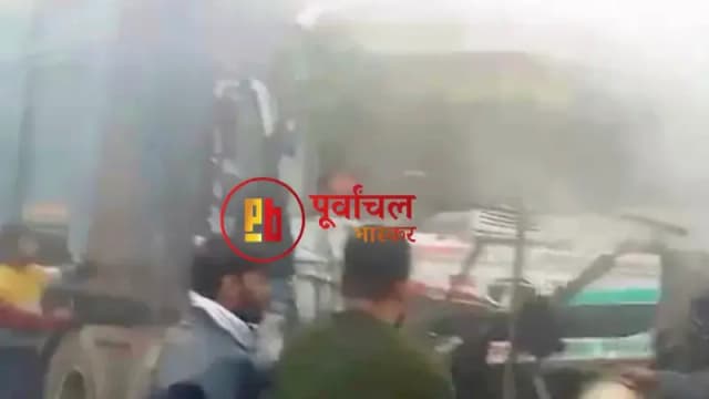 Chandauli News: कोहरे के कारण ट्रक–डंपर में टक्कर, खलासी बाल-बाल बचा.

