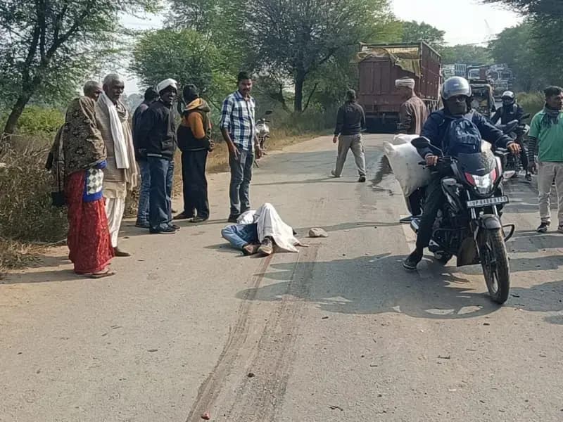 Sonbhadra News: सड़क दुर्घटना में ऑटो सवार एक युवक की दर्दनाक मौत, हादसे में बाइक चालक गंभीर रूप से घायल, रेफर.