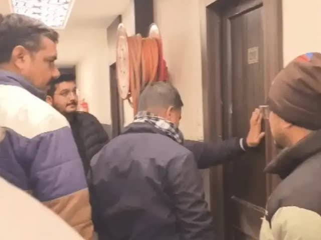 Sonbhadra News: केनरा बैंक के असिस्टेंट मैनेजर का संदिग्ध परिस्थिति में मिला होटल के कमरे में शव , मौके से सुसाइड नोट बरामद.
