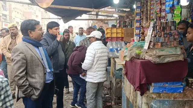 Chandauli News: ‘मेरा सड़क, मेरा घर’ अभियान के तहत दुकानदारों पर सख्ती, वसूला गया 50 हजार रुपया जुर्माना. 
