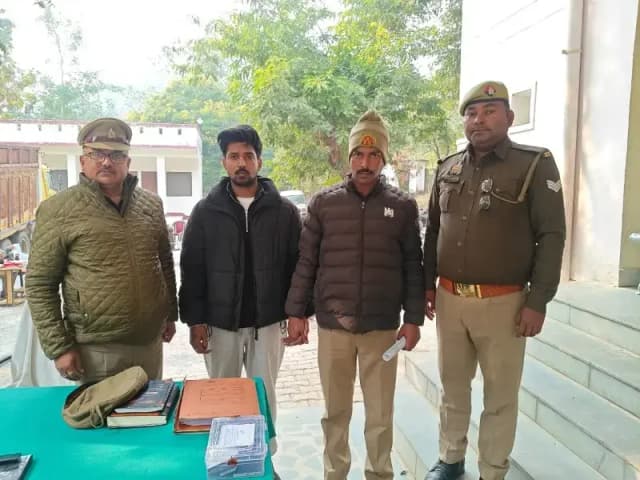 Sonbhadra News: अवैध शराब तस्करी मामले में वांछित अभियुक्त गिरफ्तार, एक मारुति ब्रेजा कार, मोबाइल और नगद रुपये बरामद.
