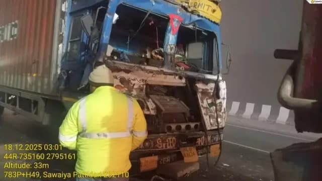 Chandauli News: घने कोहरे में नेशनल हाईवे पर भीषण हादसा, कंटेनर चालक घायल.

