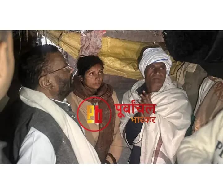 Chandauli News: दुधारी गांव में मृतक के परिजनों से मिले स्वामी प्रसाद, भाजपा सरकार पर साधा निशाना.