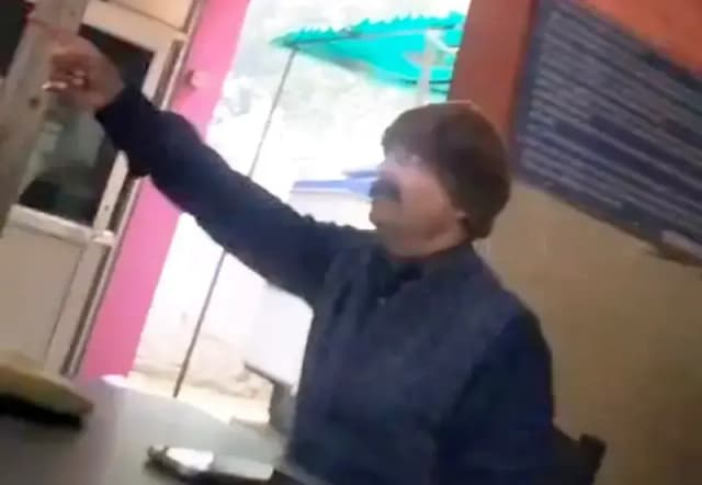 Chandauli News: कोतवाली में दरोगा का अभद्र भाषा का वीडियो वायरल, जांच की उठी मांग.
