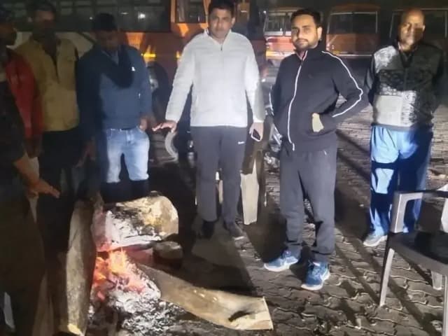 Sonbhadra News: जिलाधिकारी ने ठंड से बचाव के दिए निर्देश, रैन बसेरों, अलाव का निरीक्षण करें अधिकारी.