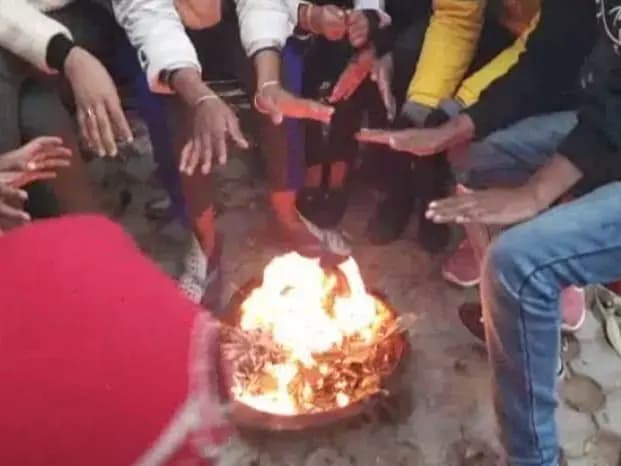 Sonbhadra News: कड़ाके की ठंड में क्षेत्रों में नहीं जल रहे अलाव, प्रशासनिक व्यवस्था का इंतजार.