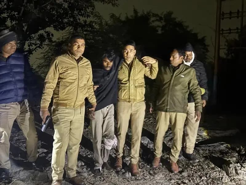Sonbhadra News: जेवरात लूट के आरोपी से पुलिस की मुठभेड़, घायल अभियुक्त के कब्जे से लूट के सोने-चांदी के जेवरात बरामद.
