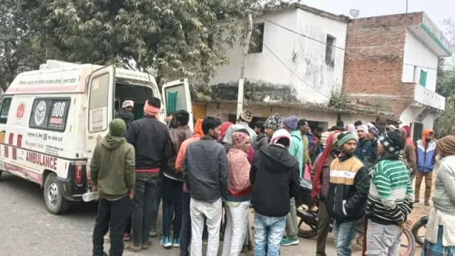 Chandauli News: पिकअप-बाइक की टक्कर, युवक कि हालत गंभीर.

