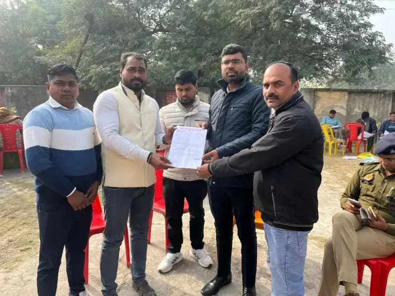 Sonbhadra News: अत्यधिक ठंड के मद्देनजर क्षेत्र में अलाव रखवाने व जरूरतमंदों में कंबल वितरण कराने हेतु समाजसेवी ने एसडीएम को सौंपा ज्ञापन.