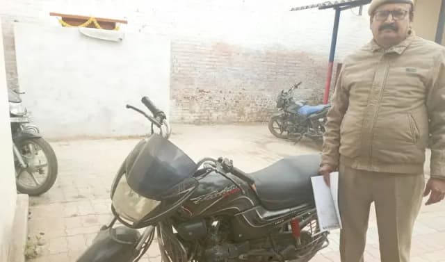 Chandauli News: चोरी की मोटरसाइकिल के साथ एक बाल अपचारी गिरफ्तार.
