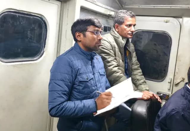 Chandauli News: डीडीयू गया रेल खंड पर डीआरएम ने किया नाइट फुटप्लेट निरीक्षण.
