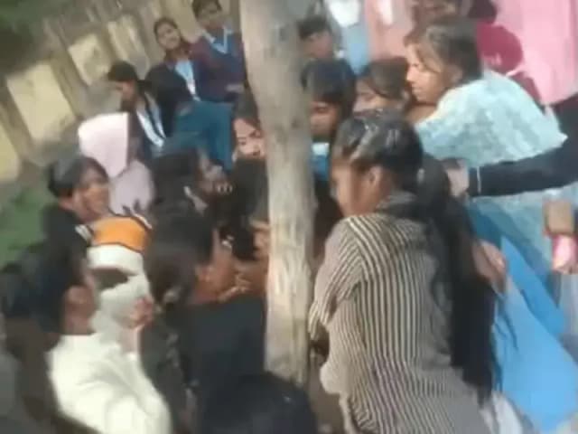 Sonbhadra News: सरकारी स्कूल में छात्रों के बीच मारपीट, वीडियो वायरल होने के बाद स्कूल प्रशासन पर उठे सवाल.