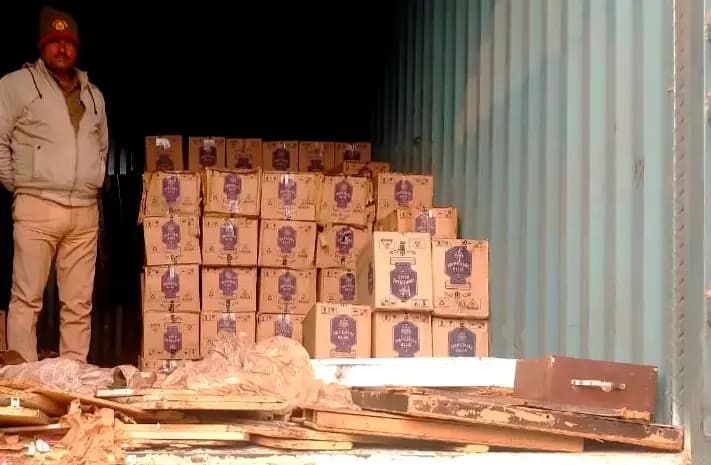 Chandauli News: नेशनल हाईवे पर खड़े कंटेनर से अवैध शराब की बड़ी खेप बरामद, तस्कर फरार.
