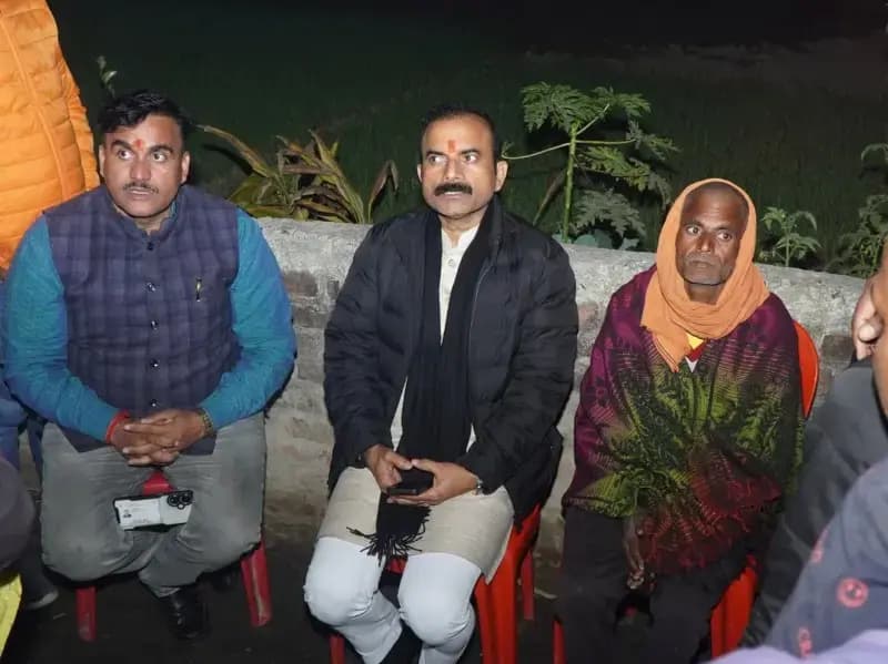 Chandauli News: दुधारी गांव पहुंचे सैयदराजा विधायक, परिजनों से मिलकर बंधाया ढांढस.
