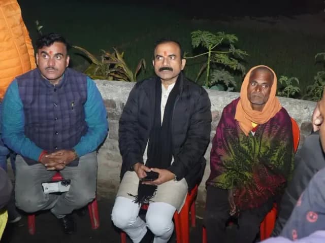 Chandauli News: दुधारी गांव पहुंचे सैयदराजा विधायक, परिजनों से मिलकर बंधाया ढांढस.
