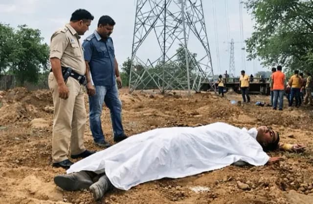 Chandauli News: बिजली टावर से गिरने से मजदूर की मौत, एक गंभीर घायल.
