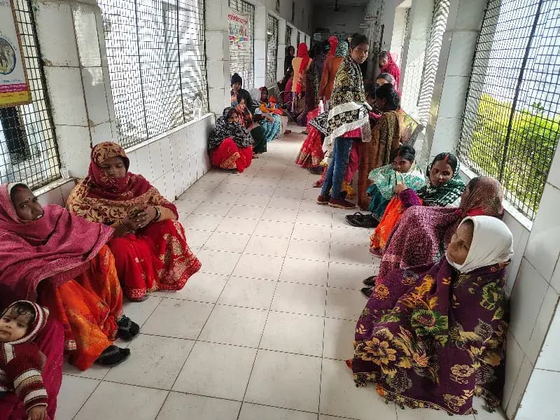 Sonbhadra News: नसबंदी शिविर के दौरान दिखी व्यवस्था अव्यवस्थित, ठंड में नहीं मिली महिलाओ को बुनियादी सुविधाएं, परिजन भी परेशान.