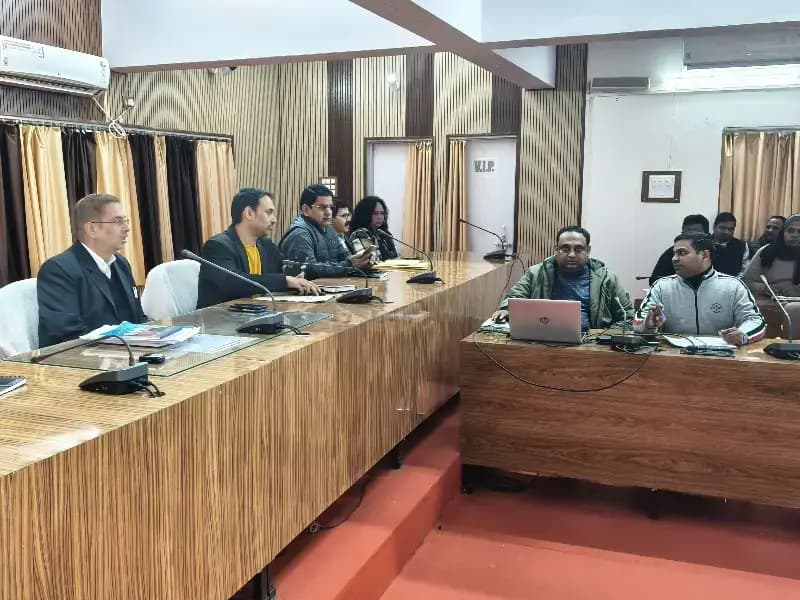 Sonbhadra News: जिलाधिकारी ने IGRS शिकायतों पर बैठक की, असंतोषजनक फीडबैक पर अधिकारियों को स्पष्टीकरण जारी करने के निर्देश.