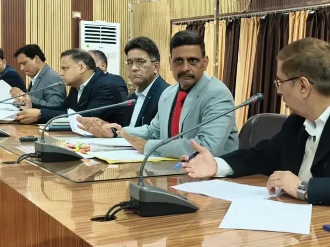 Sonbhadra News: मंडलायुक्त ने DGMS, खनन विभाग के अधिकारियों संग की बैठक, 37 बंद खदानों की जांच के लिए उच्च स्तरीय संयुक्त कमेटी गठित.