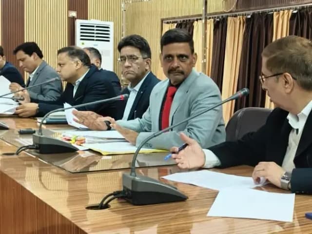 Sonbhadra News: मंडलायुक्त ने DGMS, खनन विभाग के अधिकारियों संग की बैठक, 37 बंद खदानों की जांच के लिए उच्च स्तरीय संयुक्त कमेटी गठित.