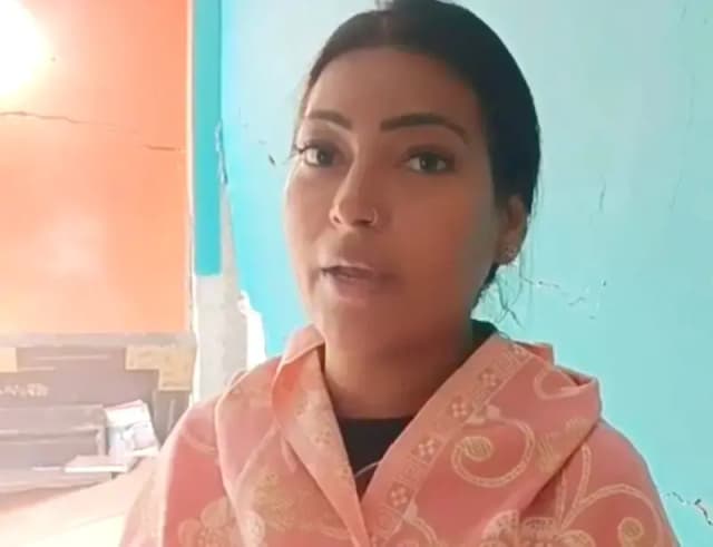 Chandauli News: इलेक्ट्रिक वायर के जरिए विस्फोटक लगाकर किया गया किन्नर के घर में बम धमाका.
