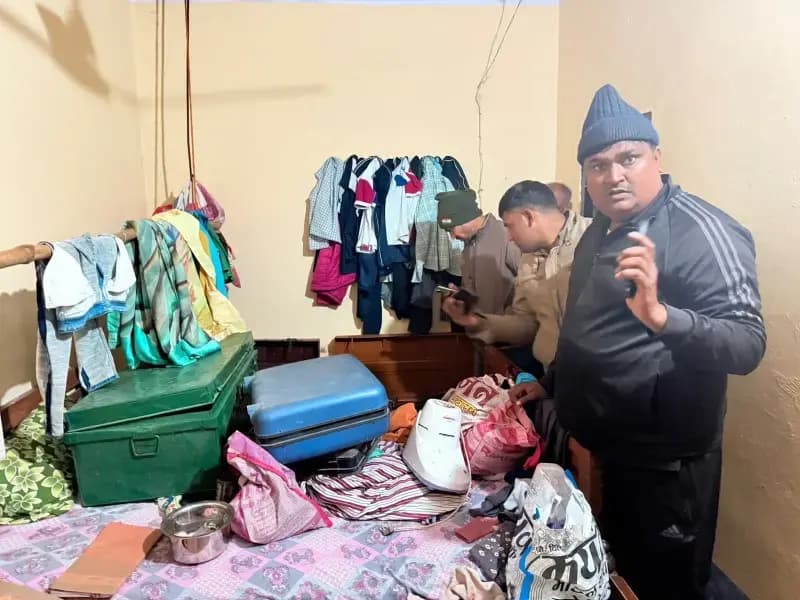 Chandauli News: पूर्व प्रधान के घर लाखों की चोरी, फायरिंग की आवाज से मचा हड़कंप.
