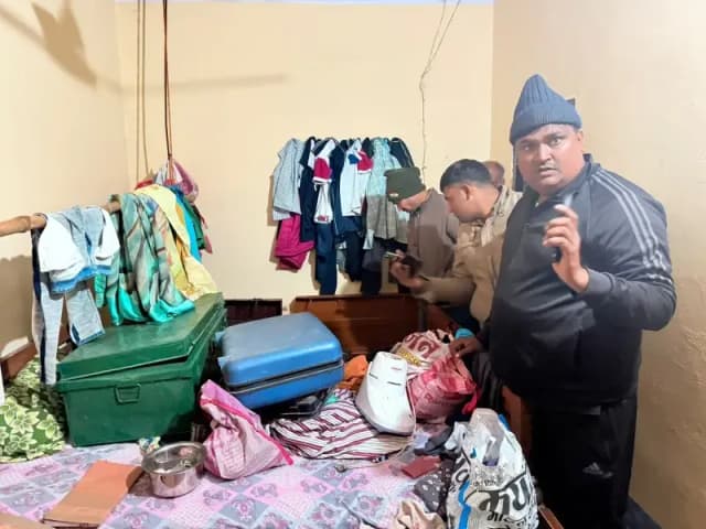 Chandauli News: पूर्व प्रधान के घर लाखों की चोरी, फायरिंग की आवाज से मचा हड़कंप.
