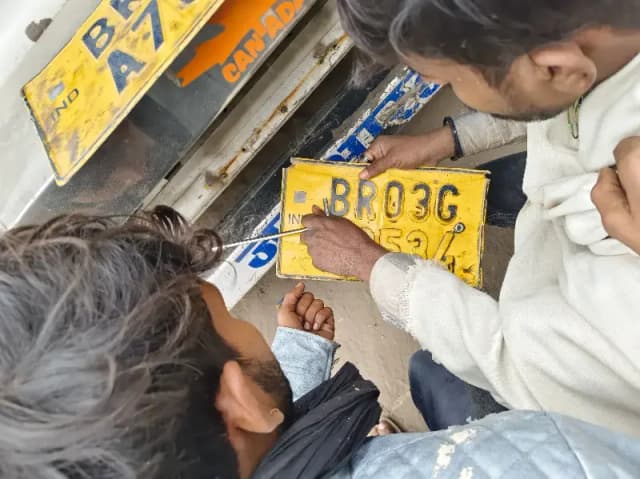 Sonbhadra News: फर्जी नंबर प्लेट मामले में पुलिस को सूचना देने पर पत्रकार के साथ दुर्व्यवहार. 