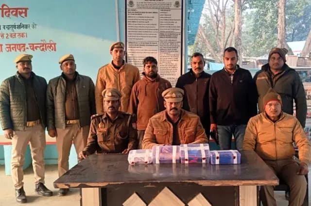 Chandauli News: किन्नर के घर बम ब्लास्ट मामले का पुलिस ने किया खुलासा, तीन गिरफ्तार, विस्फोटक सामग्री बरामद.

