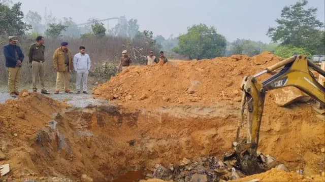 Sonbhadra News: पुलिस ने 14,311 लीटर अवैध शराब नष्ट की, मजिस्ट्रेटीय समिति की मौजूदगी में 'ऑपरेशन क्लीन' के तहत कार्रवाई.