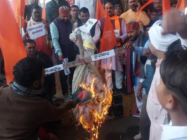 Sonbhadra News: बांग्लादेश में दीपू दास की हत्या के मामले में हिंदू संगठन का प्रदर्शन, सरकार से दखल देने की मांग.