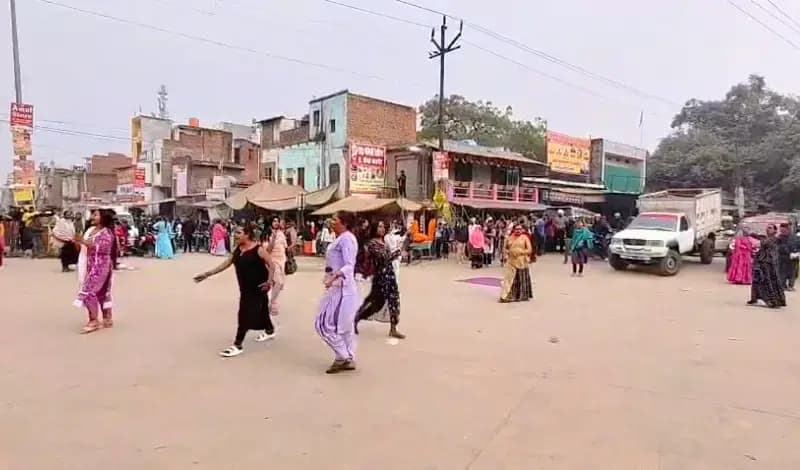 Chandauli News: किन्नरों ने चौराहे पर 2 घंटे तक किया हंगामा और चक्काजाम, आत्मदाह की कोशिश से मचा हड़कंप.
