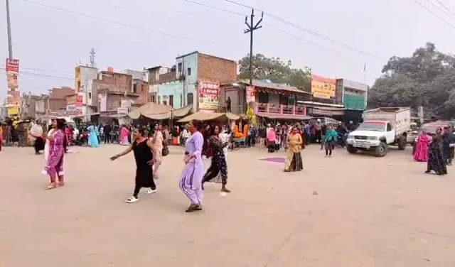 Chandauli News: किन्नरों ने चौराहे पर 2 घंटे तक किया हंगामा और चक्काजाम, आत्मदाह की कोशिश से मचा हड़कंप.
