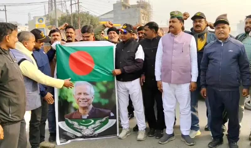 Chandauli News: बांग्लादेश में हिंदुओं पर अत्याचार के खिलाफ पूर्व सैनिकों ने फुका यूनुस और आईएसआई का पुतला.
