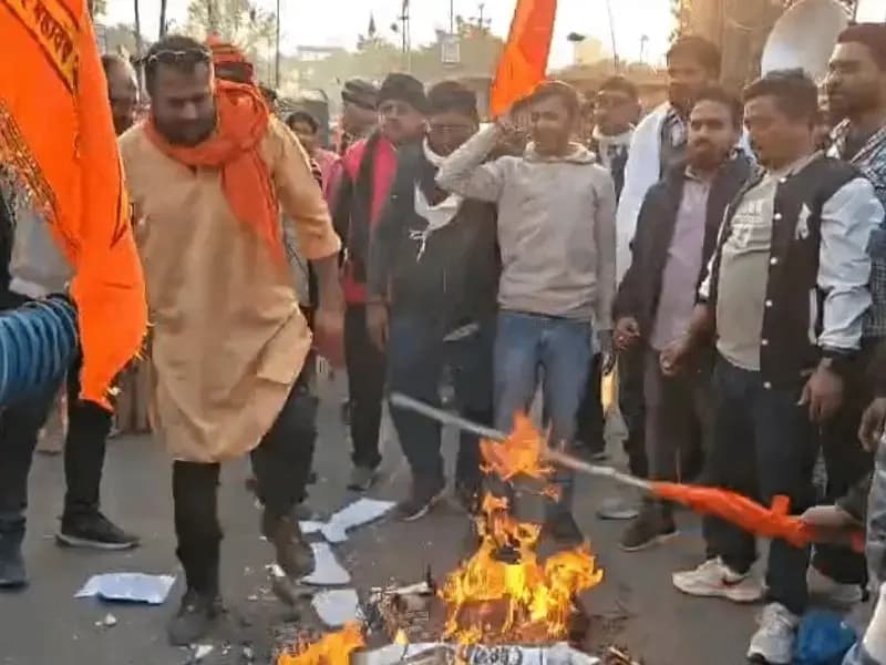 Sonbhadra News: बांग्लादेश में हिंदुओं पर अत्याचार, विश्व हिंदू परिषद का प्रदर्शन.