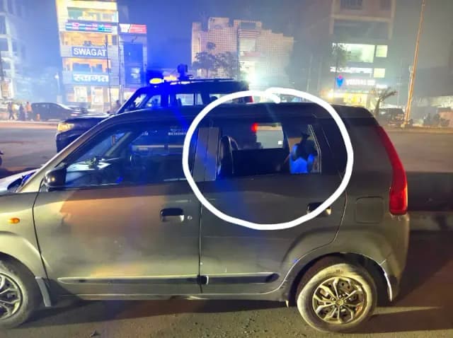 Chandauli News: कार का शीशा तोड़कर रुपये से भरा बैग लेकर फरार हुए टप्पेबाज.
