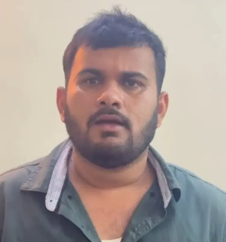 Chandauli News: किन्नर के घर ब्लास्ट मामला: आरोपी विकास सिंह का वीडियो वायरल, खुद को बताया बेगुनाह.
