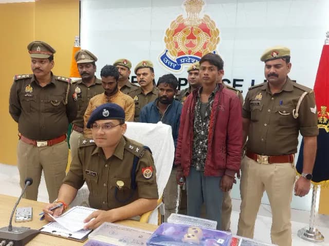 Sonbhadra News: महिला बन लूट करने वाले गिरोह का खुलासा, गिरोह के तीन सदस्य गिरफ्तार, 18 मोबाइल, नकदी, महिला वेश के कपड़े और श्रृंगार का सामान बरामद.