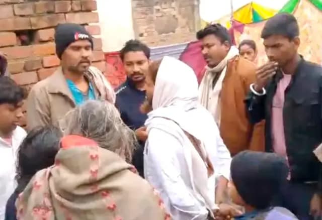 Chandauli News: दुबई से लौटे शख्स पर धर्मांतरण का आरोप लगाकर ग्रामीण किया हंगामा जांच में जुटी पुलिस.  
