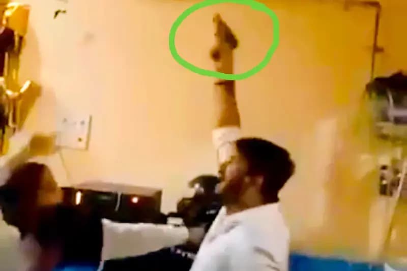 Chandauli News: किन्नर के घर बम ब्लास्ट में फरार आरोपी विकास सिंह का पिस्टल लहराते वीडियो वायरल. 
