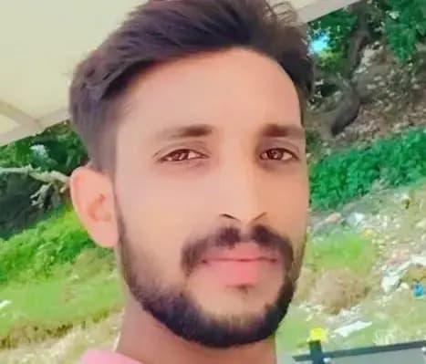 Chandauli News: ट्रैक्टर से दबकर युवक की मौत, परिजनों ने लगाया हत्या का आरोप. 
