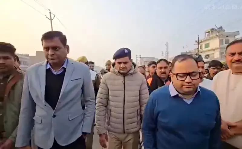 Chandauli News: सड़क चौड़ीकरण अभियान के तहत अतिक्रमण हटाने का निर्देश.
