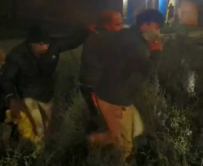 Chandauli News: वाहन चेकिंग के दौरान पुलिस टीम को ट्रक चालक ने किया कुचलने का प्रयास.
