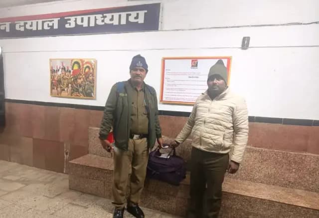 Chandauli News: ऑपरेशन अमानत के तहत यात्री का खोया बैग ढूढ़कर आरपीएफ ने किया सुपुर्द.
