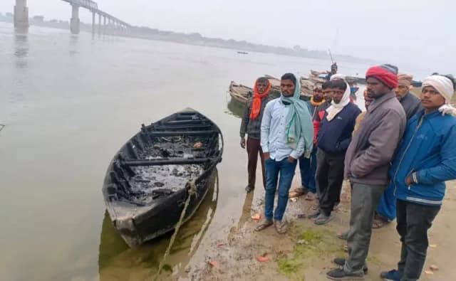 Chandauli News: अराजकतत्वों ने नाव में लगाई आग, हजारों का नुकसान.
